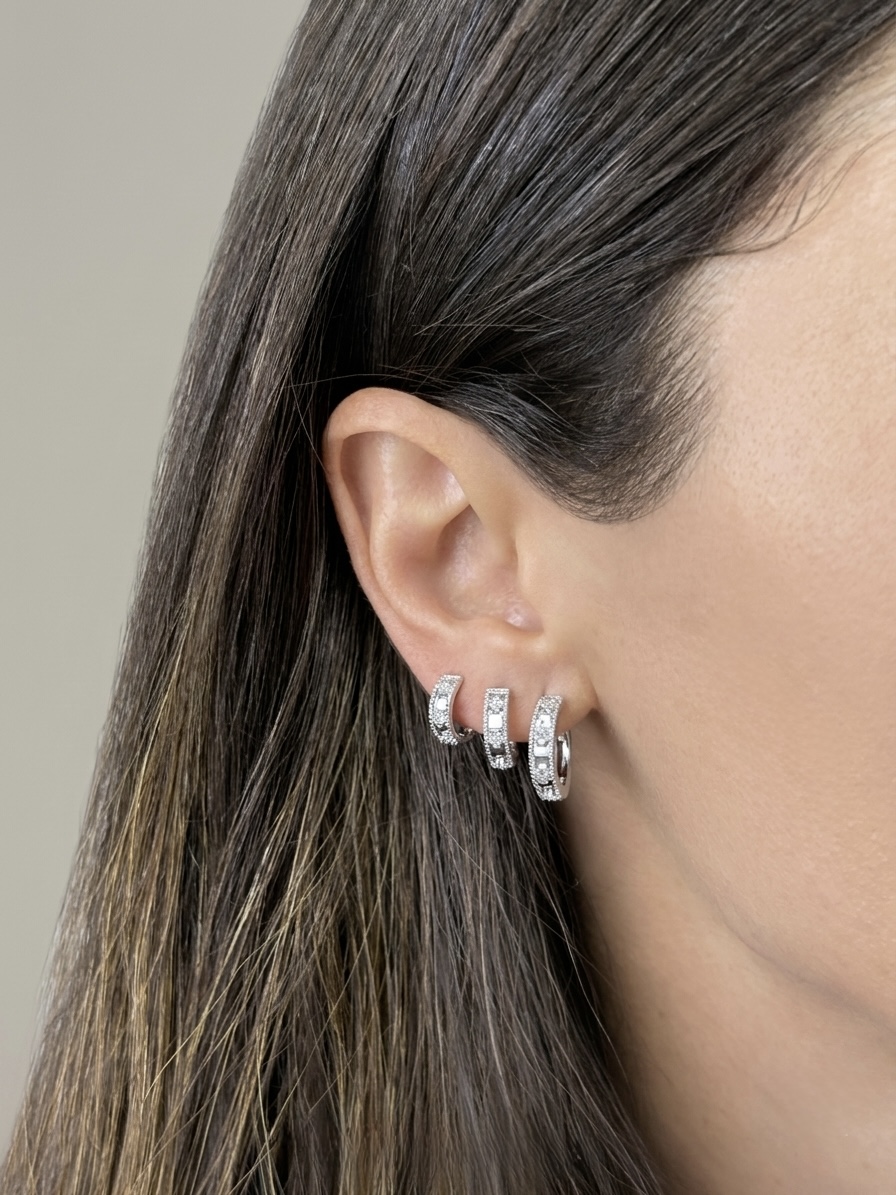 Brincos Argola com Trevos Ouro Branco 18K - Imagem 2